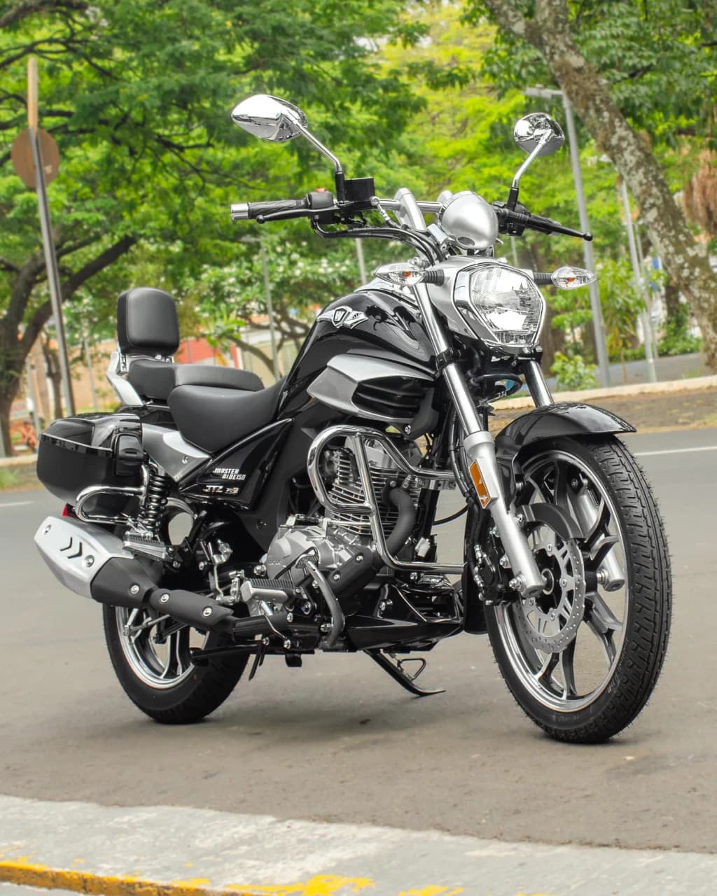 Haojue Master Ride 150 preta, vista de três quartos pela frente