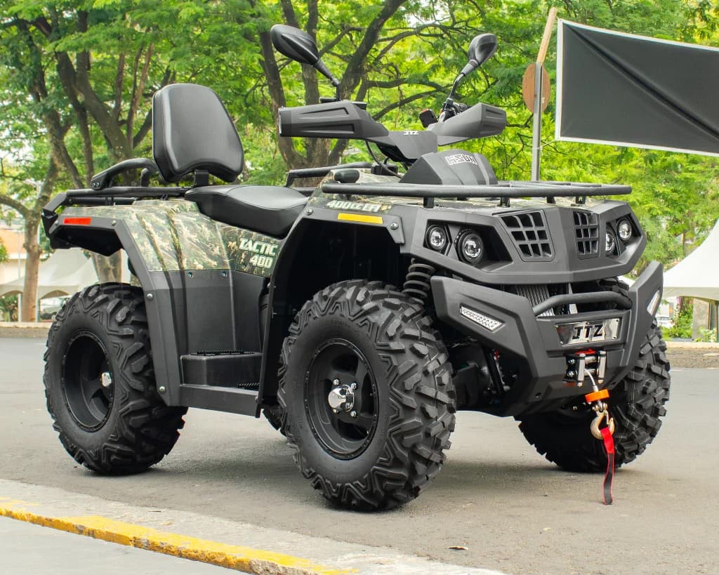 Hisun Tactic 400i Camo camuflado, vista de três quartos pela frente