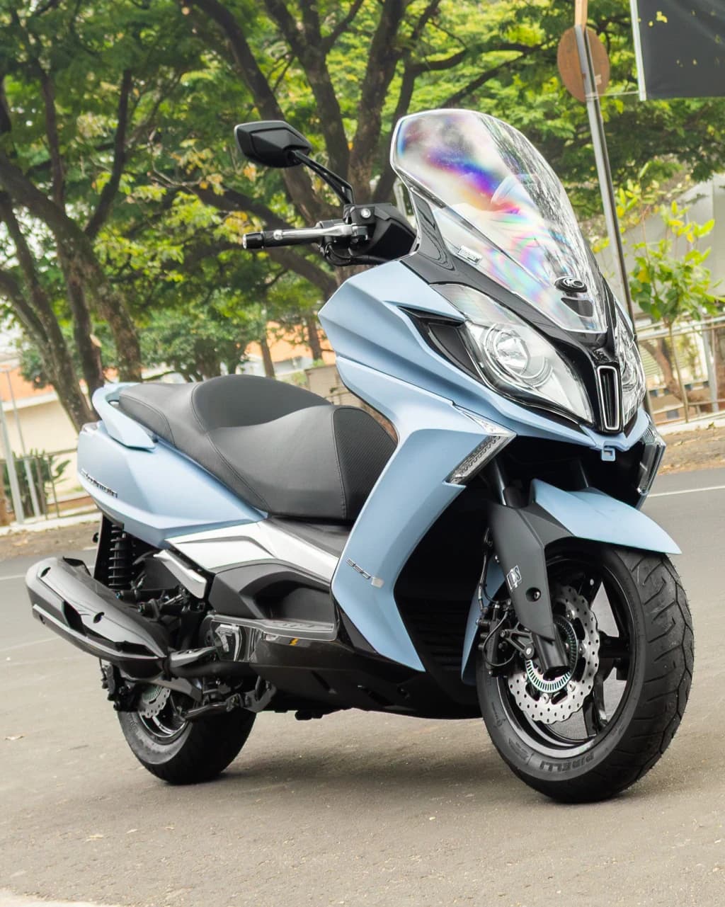 Kymco Downtown 350i prata, vista de três quartos pela frente