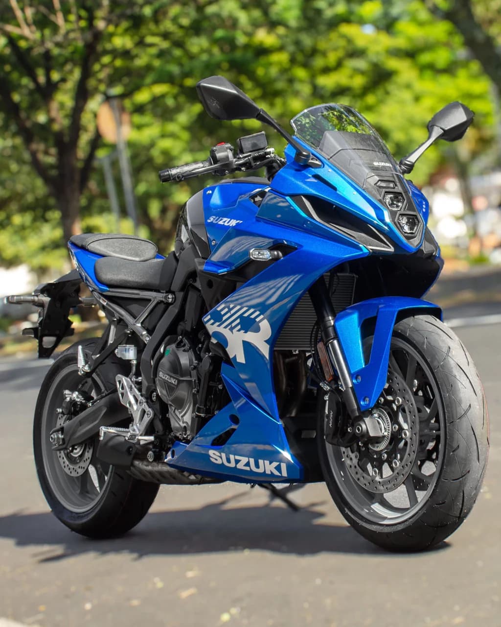 Suzuki GSX-8R azul, vista de três quartos pela frente