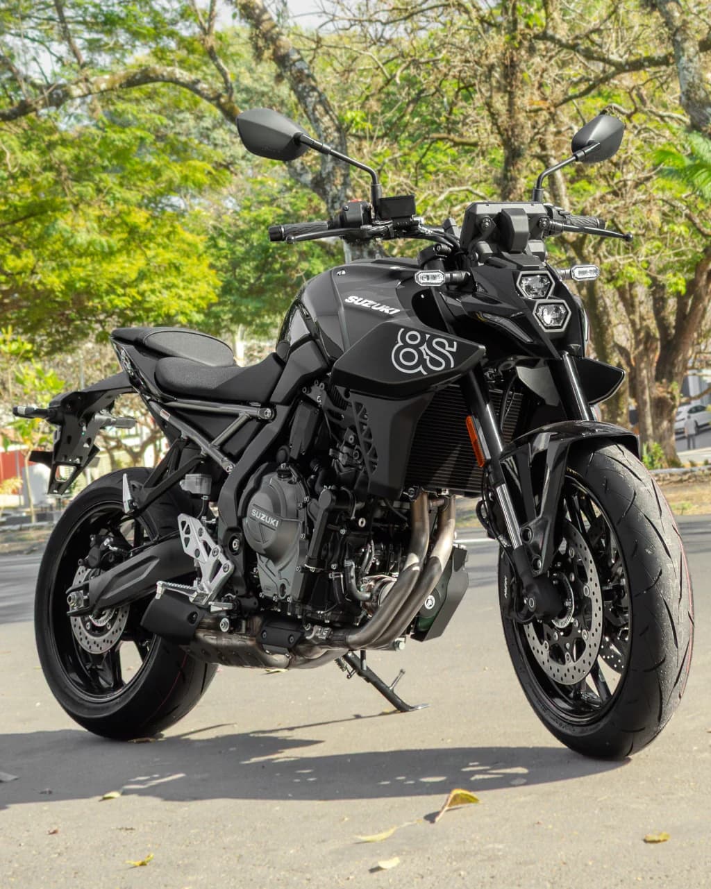 Suzuki GSX-8S preta, vista de três quartos pela frente