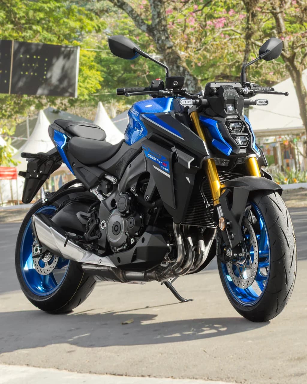 Suzuki GSX-S1000 azul, vista de três quartos pela frente