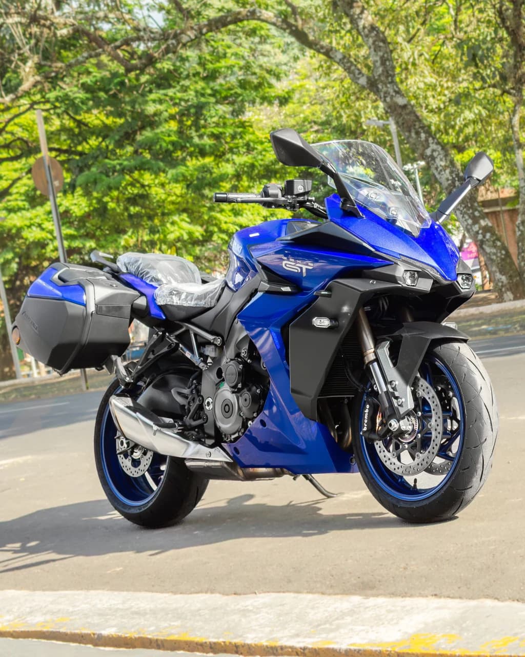 Suzuki GSX-S1000 GT azul, vista de três quartos pela frente