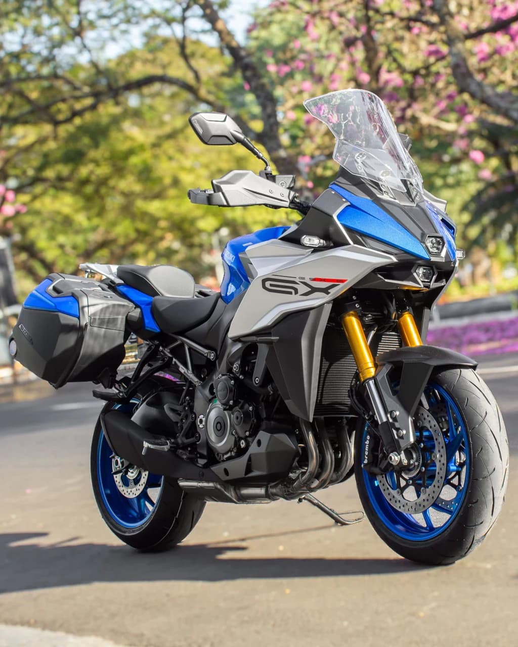 Suzuki GSX-S1000GX azul, vista de três quartos pela frente