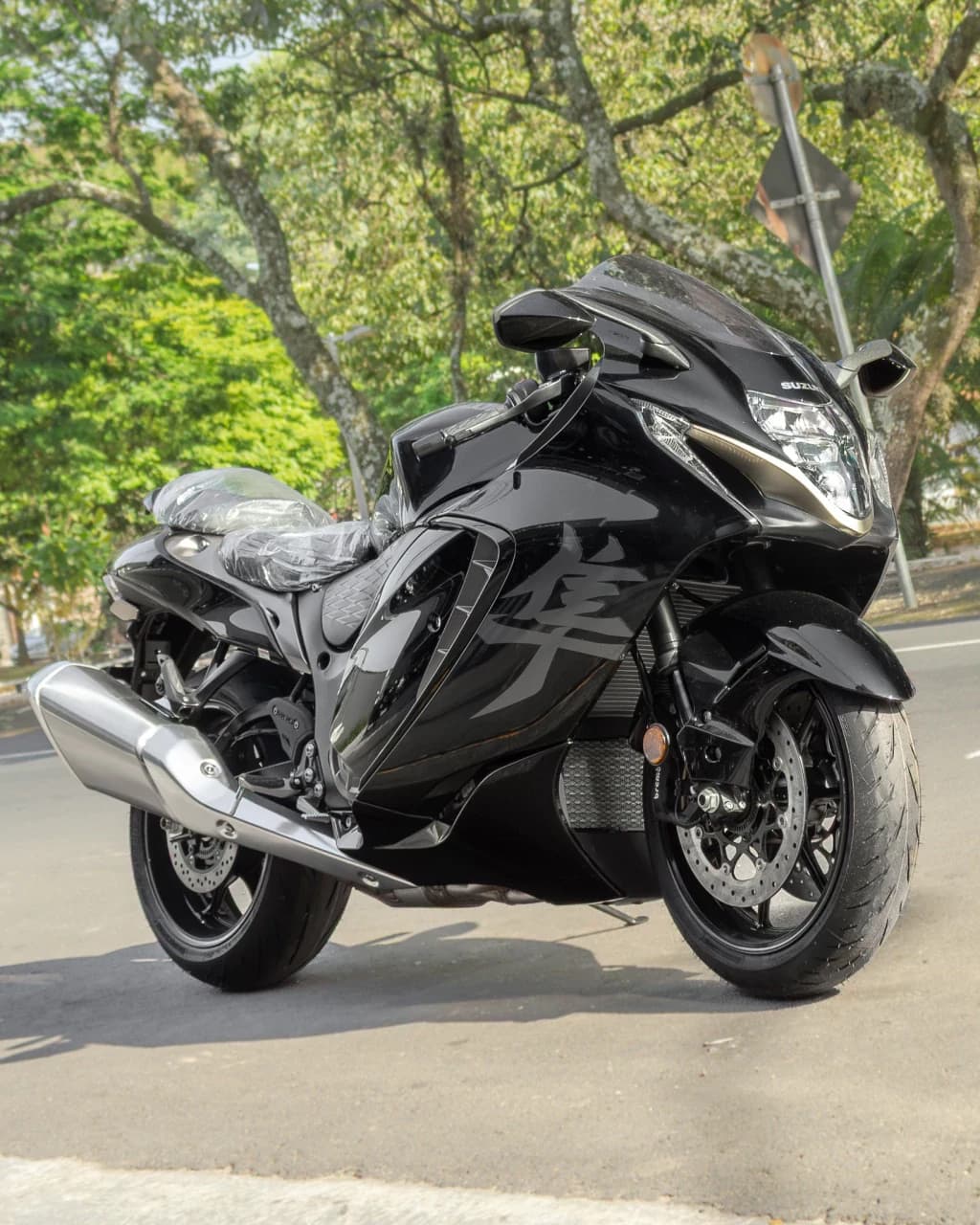 Suzuki Hayabusa preta, vista de três quartos pela frente