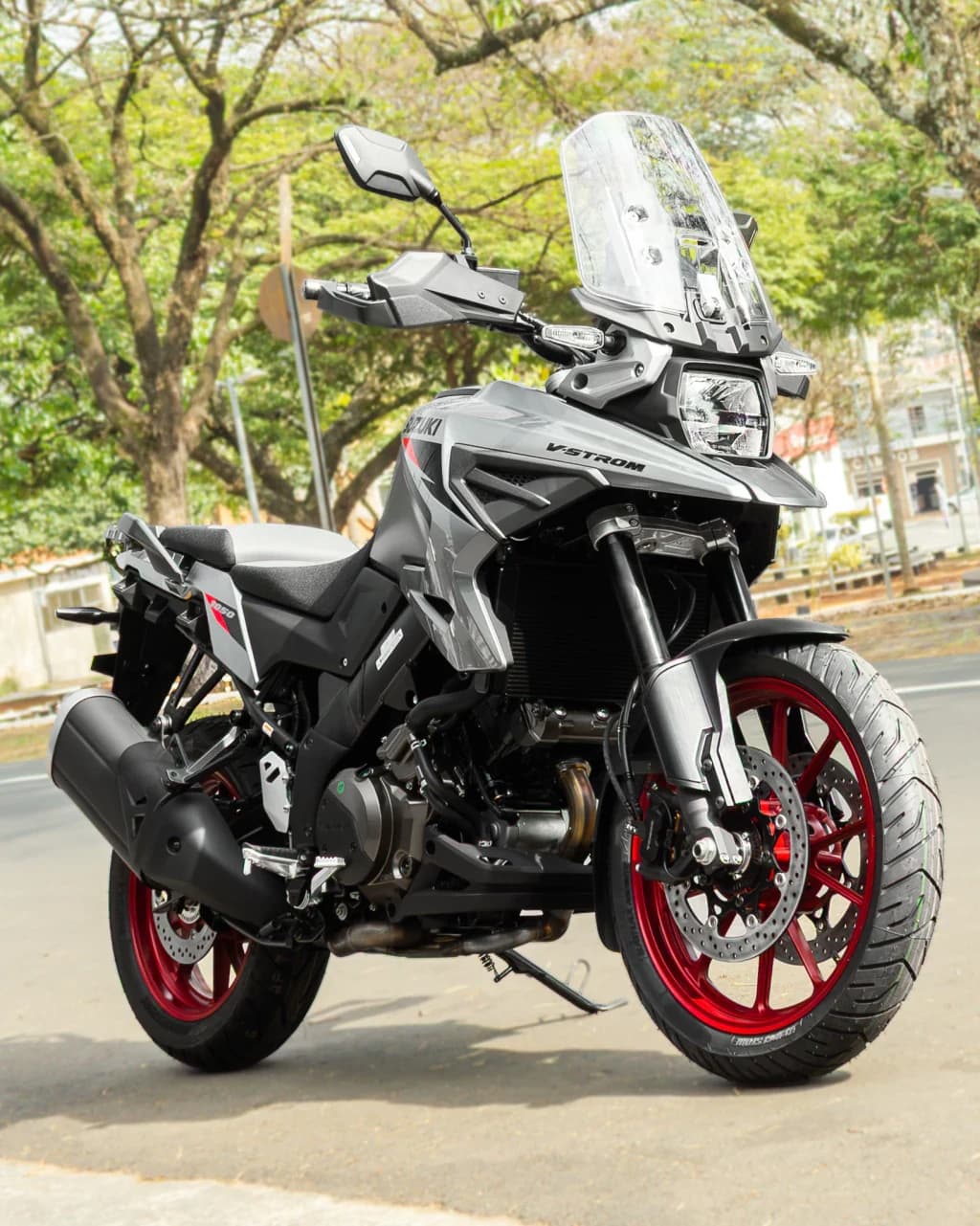 Suzuki V-Strom 1050 cinza, vista de três quartos pela frente