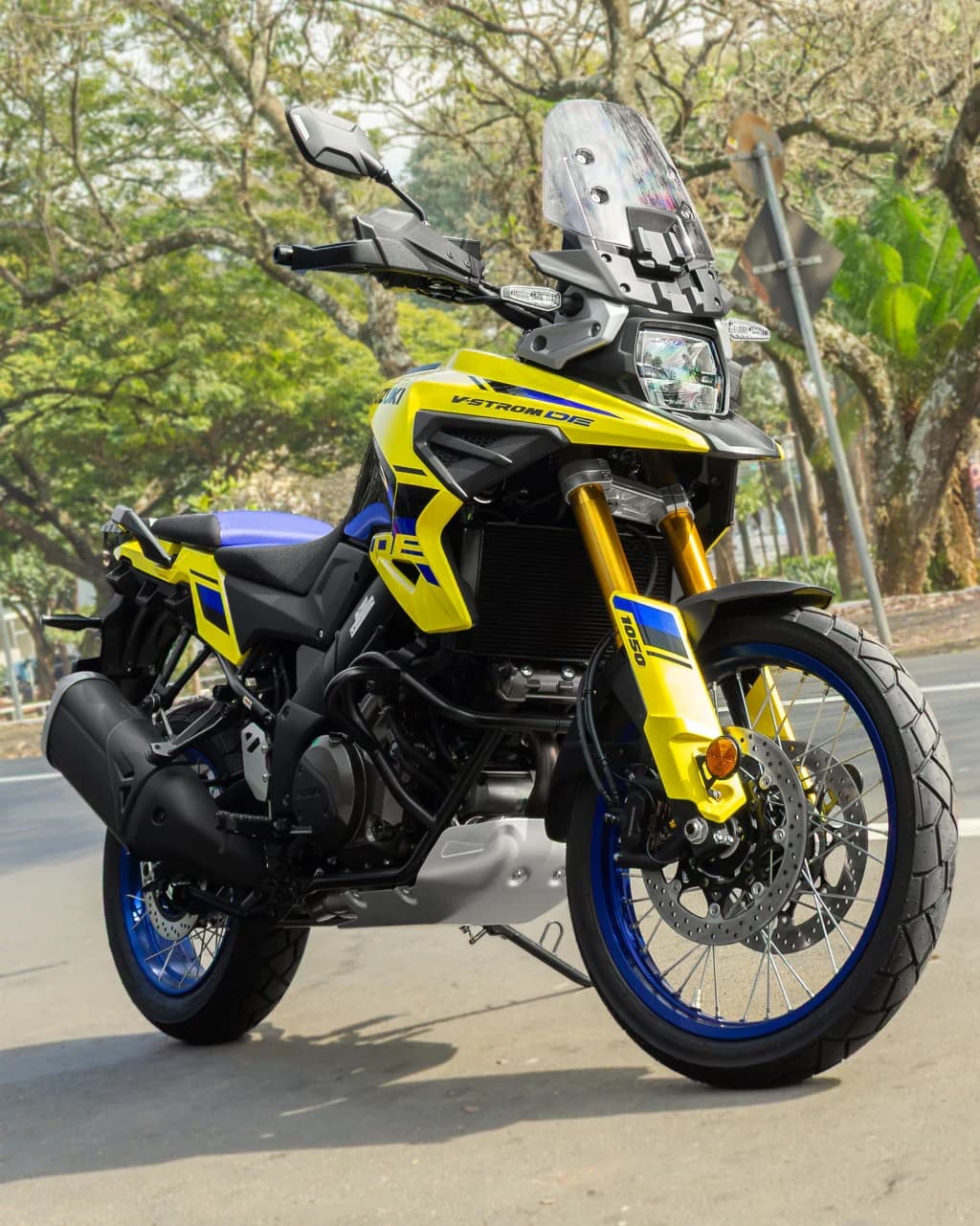 Suzuki V-Strom 1050XT amarela, vista de três quartos pela frente