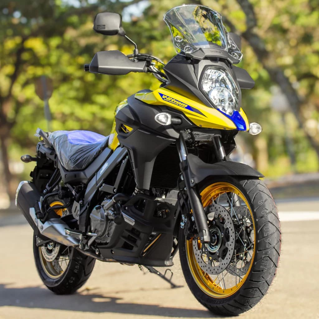 Suzuki V-Strom 650XT amarela, vista de três quartos pela frente