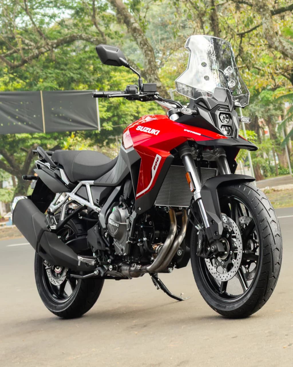 Suzuki V-Strom 800 vermelha, vista de três quartos pela frente