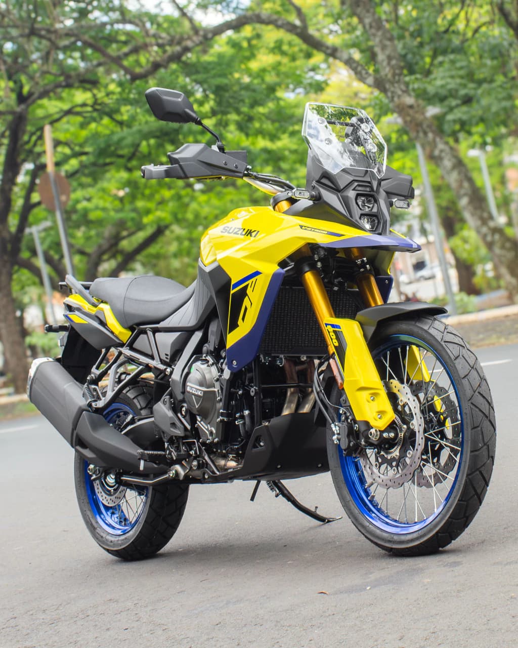 Suzuki V-Strom 800DE amarela, vista de três quartos pela frente