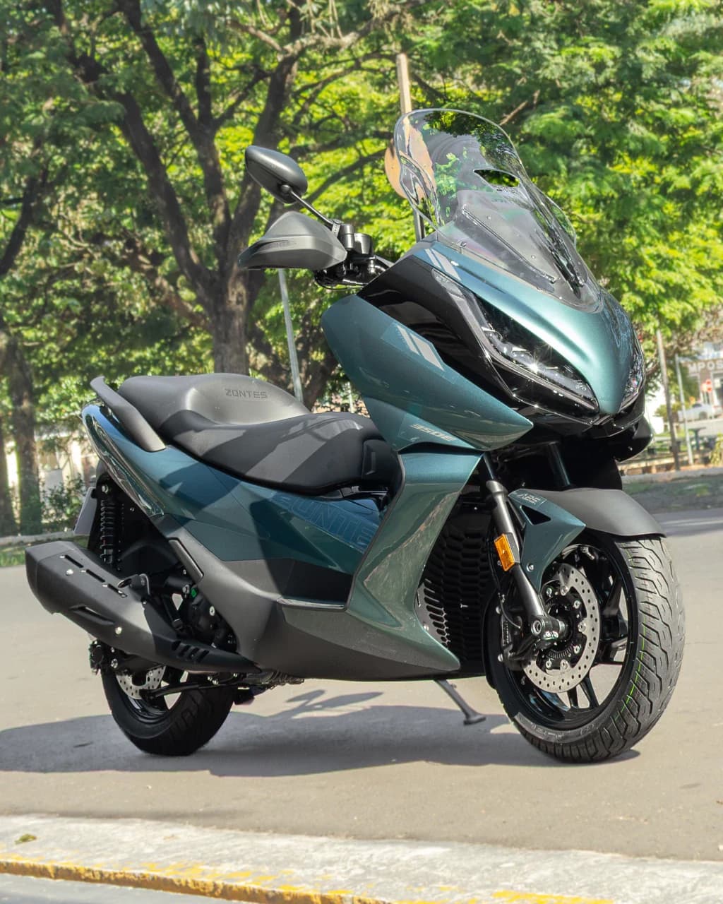 Zontes 350E verde, vista de três quartos pela frente