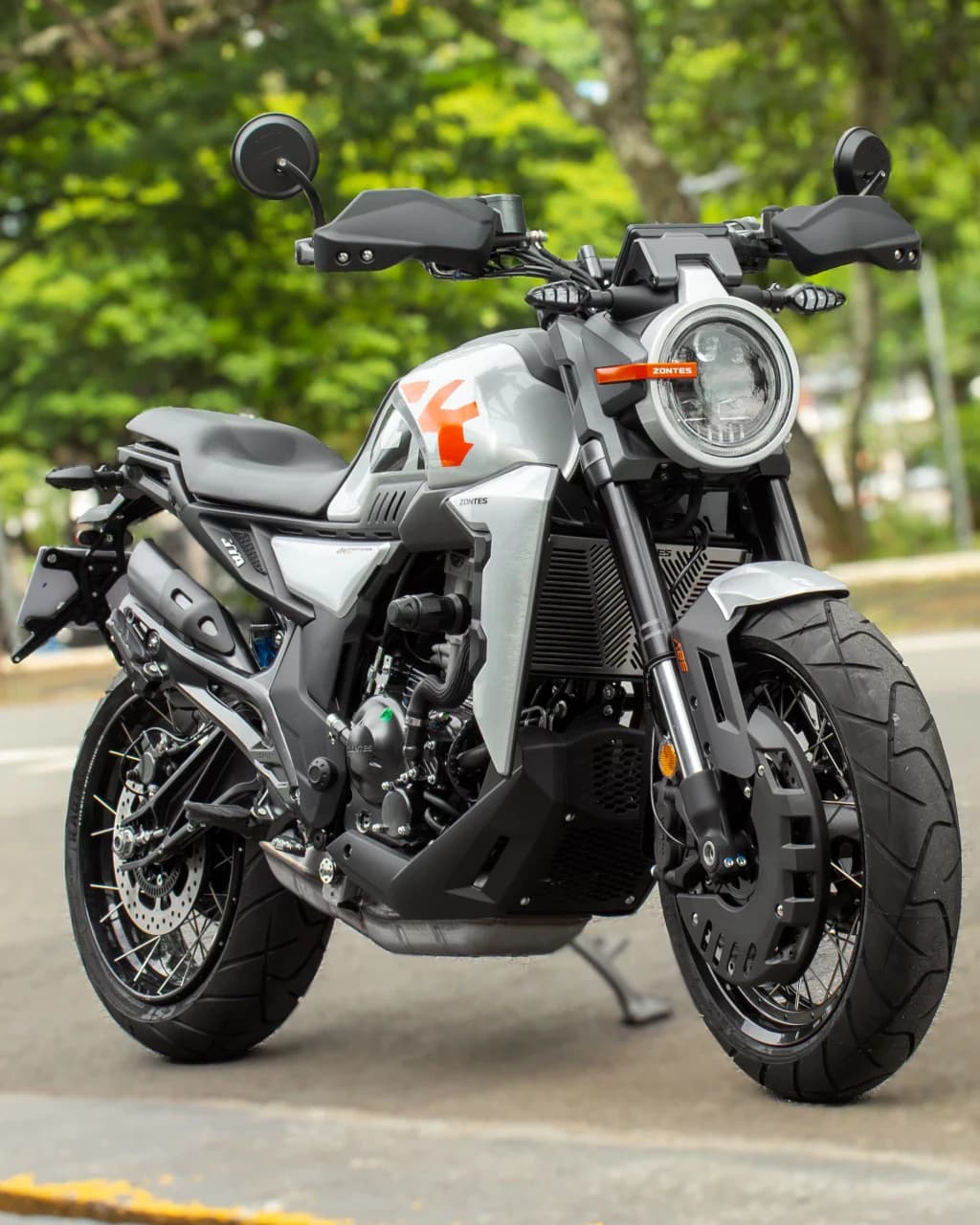 Zontes GK350 prata, vista de três quartos pela frente