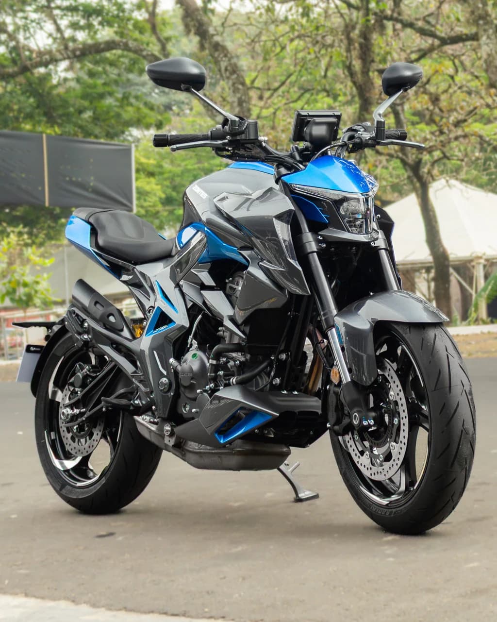 Zontes R350 azul, vista de três quartos pela frente