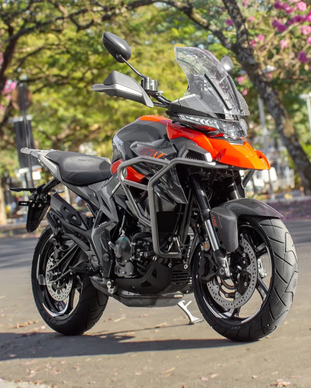 Zontes T350 laranja, vista de três quartos pela frente