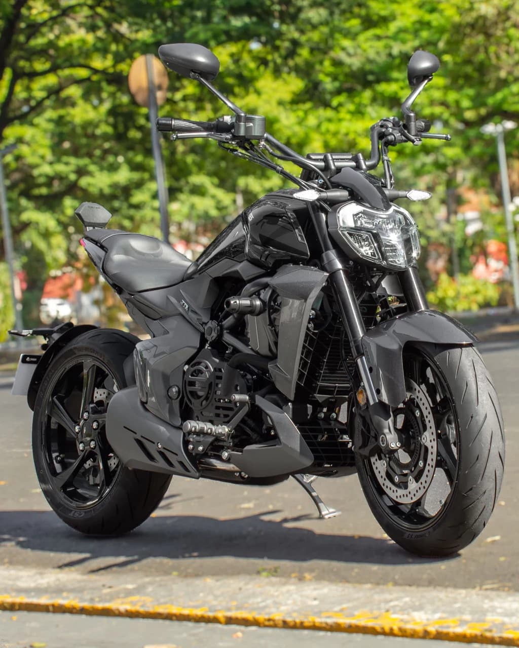 Zontes V350 preta, vista de três quartos pela frente