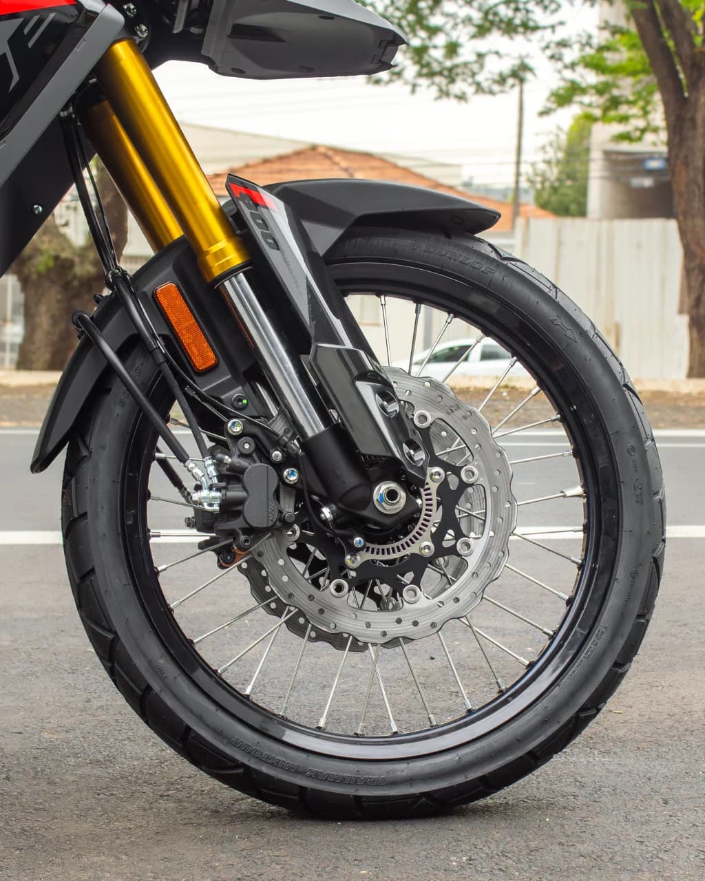 Suzuki V-Strom 800DE preta, roda e freio dianteiros